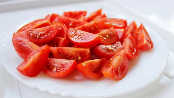 Depois de temperar os tomates, é essencial aguardar de 5 a 10 minutos antes de consumi-los (Créditos: Shutterstock)