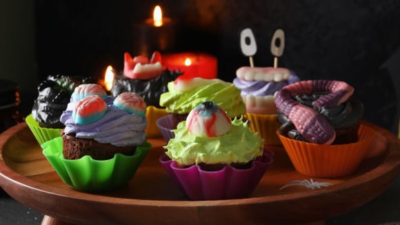 Porções de cupcakes de Halloween decoradas com docinhos de gelatina (Créditos: Shutterstock)