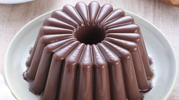 O flan de chocolate é um doce geladinho ideal para o Dia dos Pais (Créditos: Shutterstock)