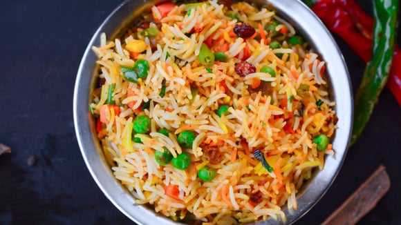 Arroz com frango de uma panela só (Créditos: Canva)