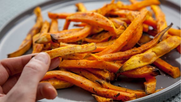 Troquei a batata frita por cenoura na airfryer e até meus filhos aprovaram essa receita que fica pronta em 20 minutinhos