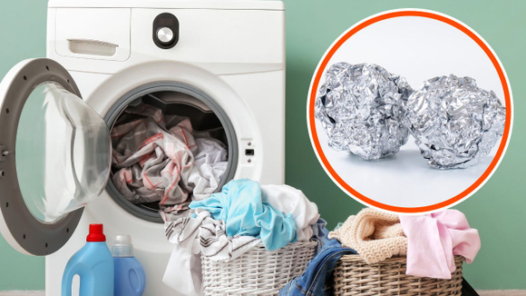 É por isso que você deve colocar bolinha de papel-alumínio junto com a roupa suja na máquina de lavar...