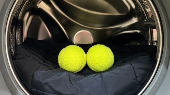 Truque com as bolas de tênis ajuda a deixar o enchimento do edredom uniforme e até facilita a secagem da peça (Créditos: Shutterstock)