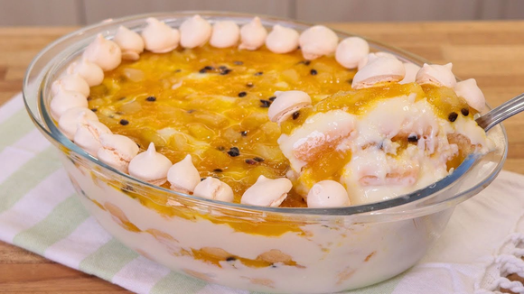 Pavê de frutas amarelas com creme 4 leites é aquela sobremesa fácil geladinha que você estava procurando