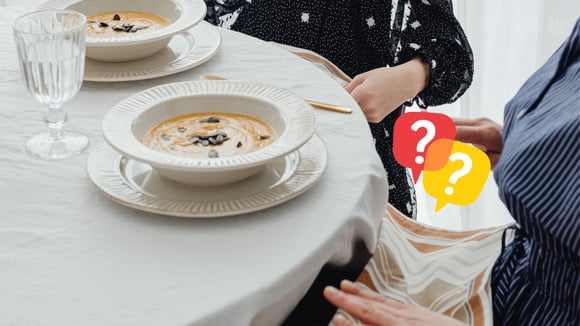 Eu também devo colocar guardanapo descartável no colo ao sentar à mesa? O que diz a etiqueta