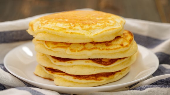 Esse lanche rápido de frigideira é perfeito para substituir pelo pão francês no café da manhã: apenas 3 ingredientes e combina com tudo