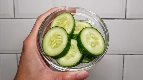 Para afastar moscas, é só colocar rodelas de pepino com casca nas janelas de casa (Créditos: Shutterstock)