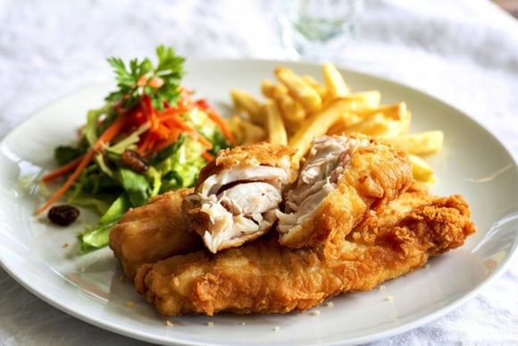 O peixe empanado com farinha de amêndoas vai ao forno com um fio de azeite. (créditos: Shutterstock)
