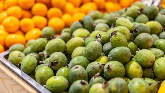 De polpa macia e levemente ácida, a feijoa rende boas geleias, sorvetes e sucos (Créditos: Shutterstock)