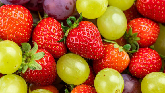 Morangos e uvas (Créditos: Canva)