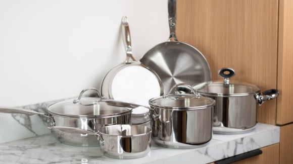 Jogo de panelas com 12 peças está com 14% de desconto e é ideal para quem deseja renovar a cozinha
