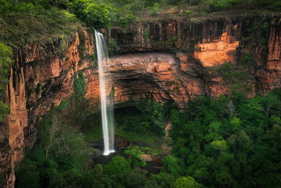 Na Chapada dos Guimarães vocês podem fazer trilhas e se refrescar em cachoeiras (Créditos: Shutterstock)