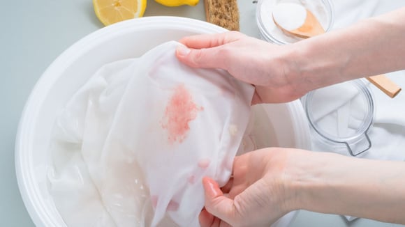 Tirar o excesso de vinho do tecido e usar os produtos certos é o que resolve na hora de eliminar as manchas na roupa (Créditos: Shutterstock)