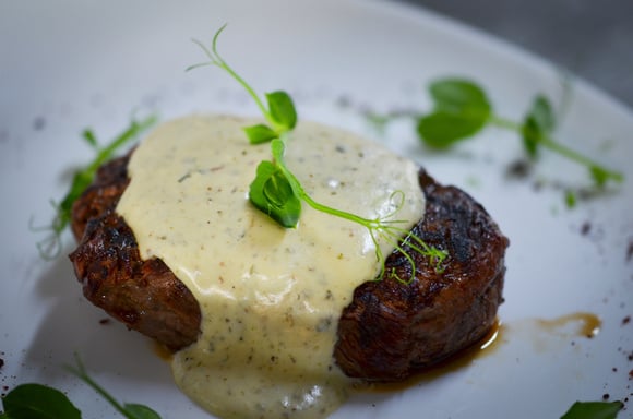 A receita de carne com creme de batata é perfeita para um almoço especial em família (Créditos: Shutterstock)