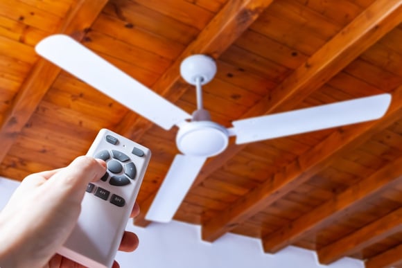 Este ventilador de teto tem controle remoto, instalação direta no soquete e mais de 40% OFF