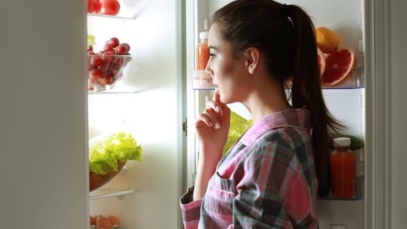 Essas são as 10 piores coisas para comer e beber antes de dormir, segundo nutricionista
