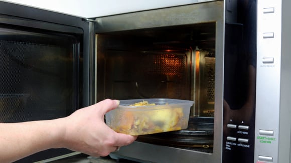 Os perigos de aquecer comida em recipiente de plástico mesmo sem BPA