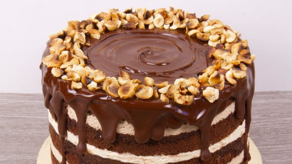 Naked cake de nozes com massa de chocolate e recheios cremosos (Créditos: Shutterstock)