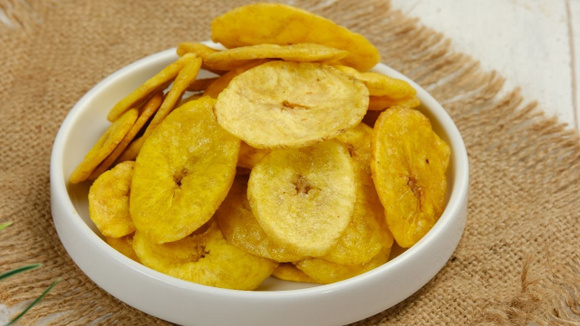 A banana chips é um petisco prático, crocante e diferente (Créditos: Shutterstock)