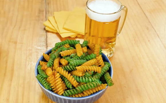Fiz em 2002 e deu sorte: torresmo de macarrão verde e amarelo é o petisco crocante perfeito para os jogos da Copa