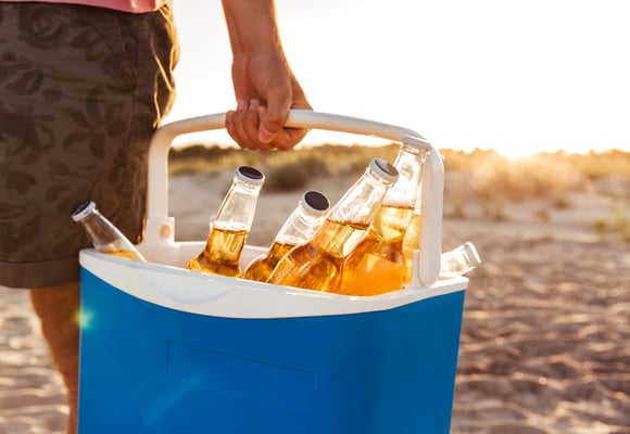Cuidado com a cerveja e a caipirinha na praia: o que acontece com o corpo ao ingerir bebida alcoólica no calor?