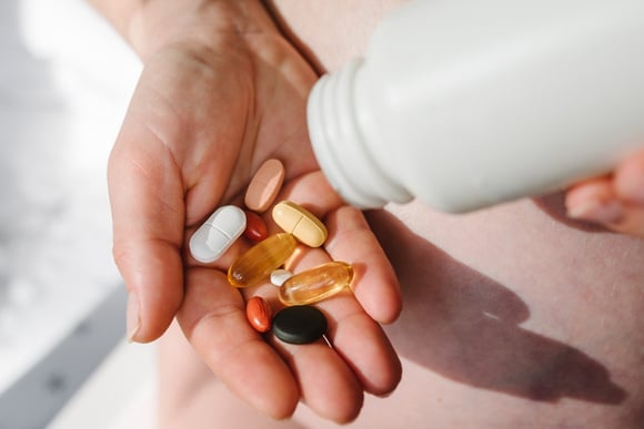 Adeus vitaminas se tomar errado: o horário certo, com comida ou de estômago vazio, saiba como ingerir vitamina B12, D e outros suplementos