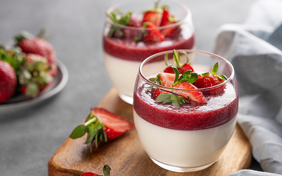 Eu ia fazer essa sobremesa só no Natal, mas não aguentei esperar: mousse Ninho com cobertura de geleia de morango