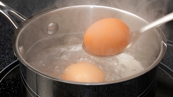 Nem vinagre, nem bicarbonato: adicione este ingrediente na água dos ovos cozidos para que a casca solte mais facilmente