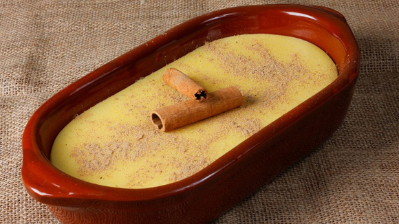 Curau de milho de lata vegano finalizado com canela em pó servido em travessa (Créditos: Shutterstock)