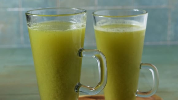 Dois copos de suco de chuchu com limão com vários benefícios para a saúde (Créditos: Shutterstock)
