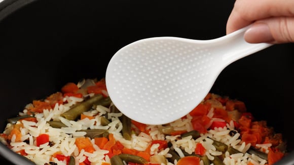 Quase ninguém percebe, mas os pontinhos da colher de arroz têm uma função muito útil na cozinha