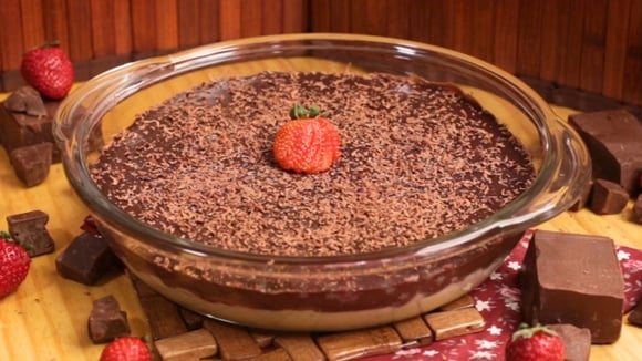Bombom de travessa de morango com creme de leite condensado finalizado com raspas de chocolate (Créditos: TudoGostoso)