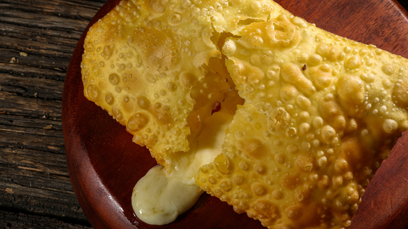 Pastel crocante SEM GLÚTEN de 2 ingredientes mais fácil de fazer da vida (na airfryer!)