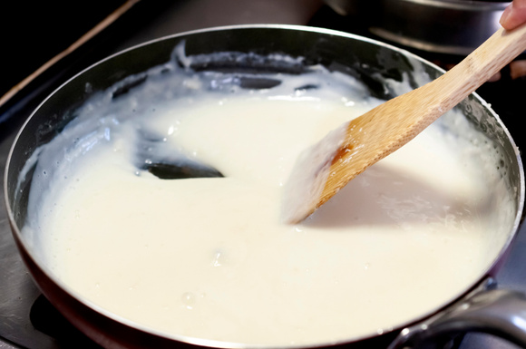 Como engrossar o molho bechamel do jeito certo e o que fazer caso empelote