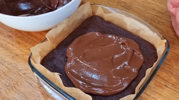O processo da cobertura do bolo de chocolate. (Créditos: Nutricionista Patrícia Leite/ reprodução YouTube)