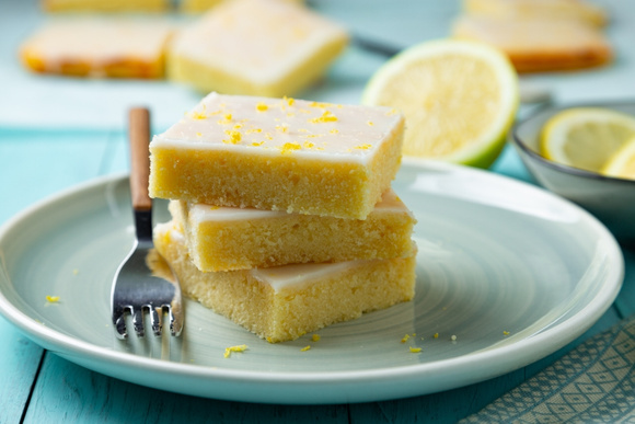 Brownie de limão com textura perfeita e cobertura cremosa: receita que surpreende a cada mordida