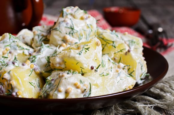O truque simples para dar muito mais sabor à salada de batata que aprendi em um livro de receitas de 1899