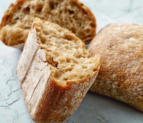 Este é o pão mais fácil do mundo: não precisa sovar e fica fofinho igual de padaria
