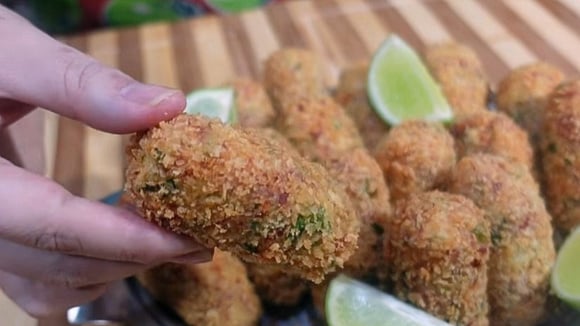 Sempre que tenho mandioca em casa faço esse croquete cremoso para o lanche da tarde: uma opção fácil que você pode rechear como quiser