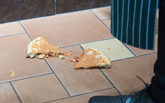 A regra dos 3 segundos para quando a comida cai no chão é verdade ou mito? A ciência tem a resposta