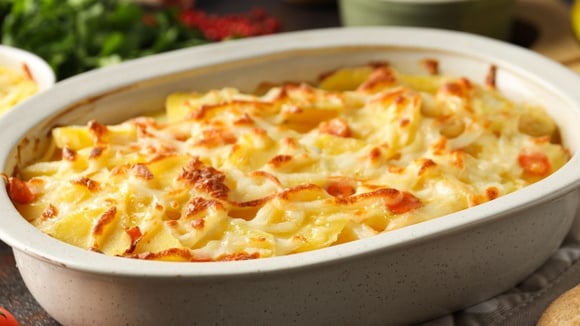Parece lasanha, mas são legumes gratinados: receita cremosa, sem massa e sem drama para comer