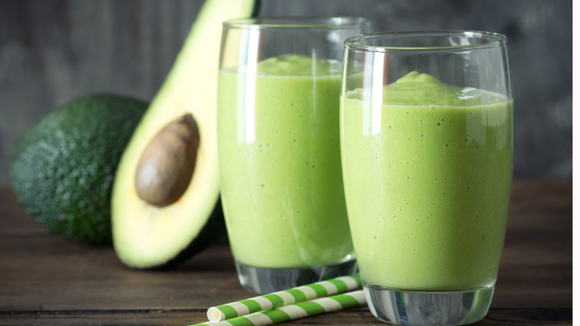 Duas unidades de suco de abacate bem encorpado com sabor suave e docinho (Créditos: Shutterstock)