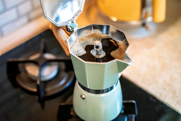O erro ao usar a cafeteira italiana que deixa o café amargo sem você perceber