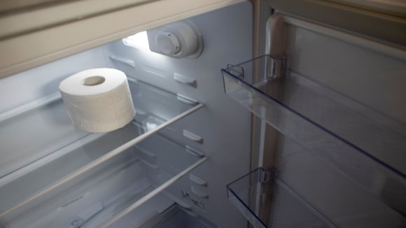 Esqueça filtros caríssimos: rolo de papel higiênico na geladeira é o truque descomplicado