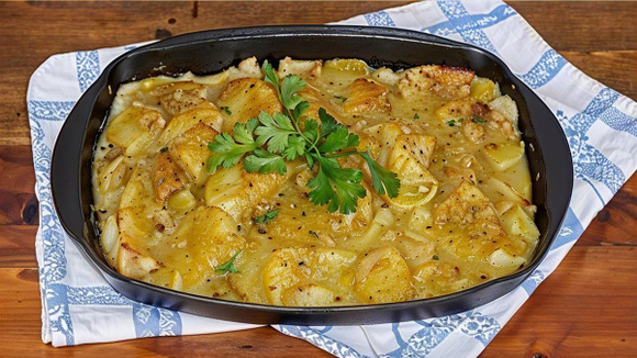 O bacalhau com batatas é um clássico que eleva a ceia de Ano-Novo a outro patamar. (Créditos: TudoGostoso/Nayara Lacerda)