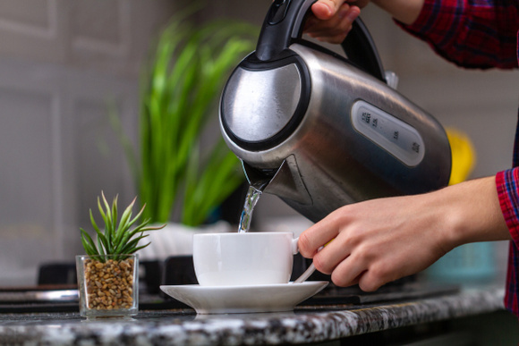 Chaleira Elétrica vs. Chaleira Tradicional: Qual a melhor opção para sua cozinha?