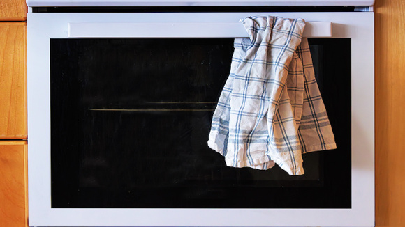 Hábitos simples de secagem e troca evitam o acúmulo de bactérias nos utensílios de uso diário. (Foto: Shutterstock)