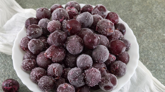 Ao descongelar as frutas, o ideal é deixá-las na geladeira até estarem no ponto certo para o uso (Créditos: Shutterstock)