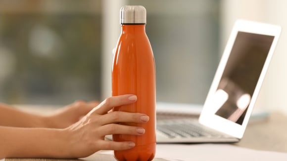 Garrafa térmica digital: 3 opções de garrafas inteligentes para ter no dia a dia!