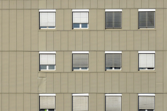 O truque de gênio para limpar persianas na parte externa de edifícios altos de forma rápida, fácil e segura